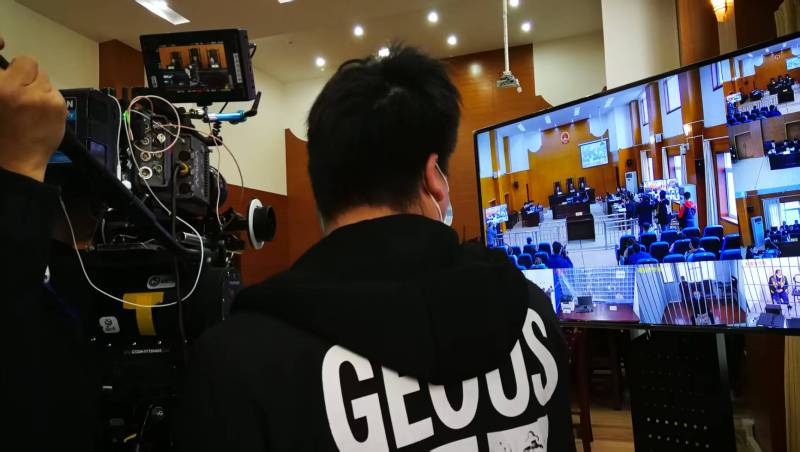 AI生成VS人工创意——依安县广告片拍摄公司的技术浪漫主义实践